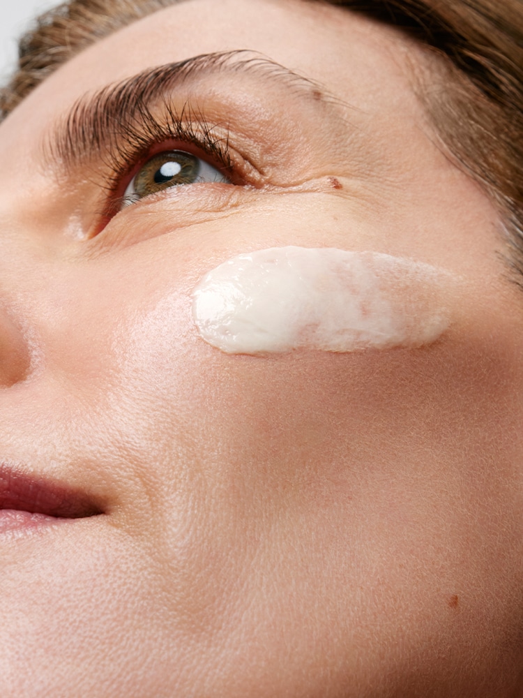 CRÈME LÉGÈRE SCULPTANTE STIMULSKIN PLUS : une crème légère pour le visage, qui agit sur la fermeté et les contours du visage. La peau paraît plus liftée, plus tonique, ses contours sont visiblement mieux définis. Idéale pour peau normale à mixte, 50 ml (recharge)