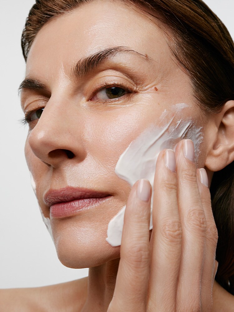 SERUMASK RAFFERMISSANT STIMULSKIN PLUS : un traitement hybride qui fusionne les bienfaits d’un sérum à l’expérience sensorielle intense d’un masque inspiré par nos protocoles d’institut, contribuant à restaurer une peau d’apparence plus ferme, 50 ml