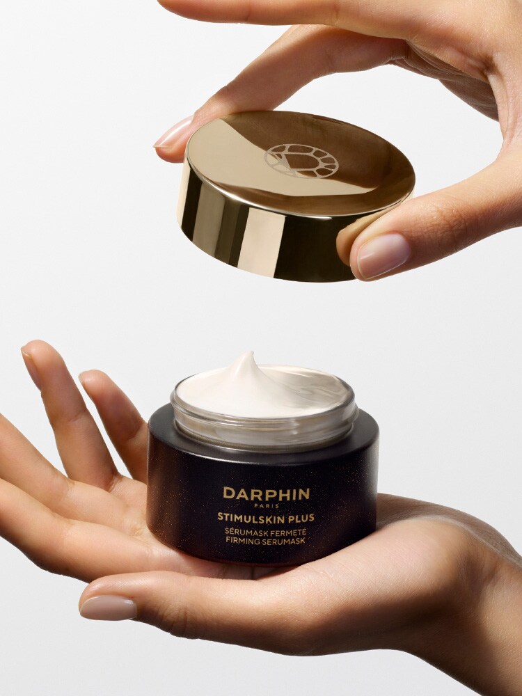 SERUMASK RAFFERMISSANT STIMULSKIN PLUS : un traitement hybride qui fusionne les bienfaits d’un sérum à l’expérience sensorielle intense d’un masque inspiré par nos protocoles d’institut, contribuant à restaurer une peau d’apparence plus ferme, 50 ml