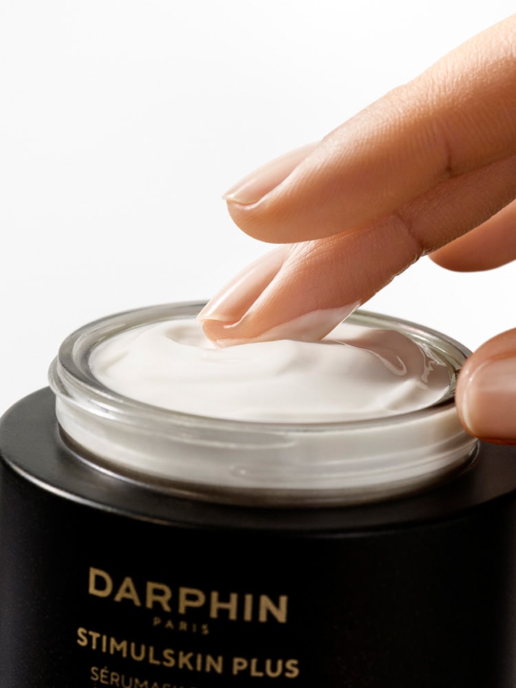 SERUMASK RAFFERMISSANT STIMULSKIN PLUS : un traitement hybride qui fusionne les bienfaits d’un sérum à l’expérience sensorielle intense d’un masque inspiré par nos protocoles d’institut, contribuant à restaurer une peau d’apparence plus ferme, 50 ml