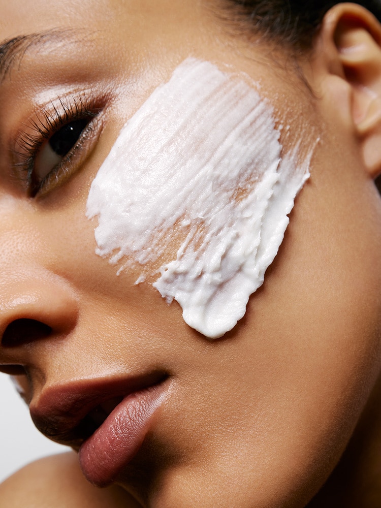 DERMABRASION ANTI-ÂGE Réduction instantanée de la visibilité des pores et amélioration instantanée de l’éclat et de la douceur de la peau.